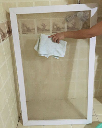 In order to dry the screen, one is wiping it with a clean cloth.